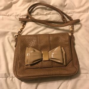 Cross body with bow